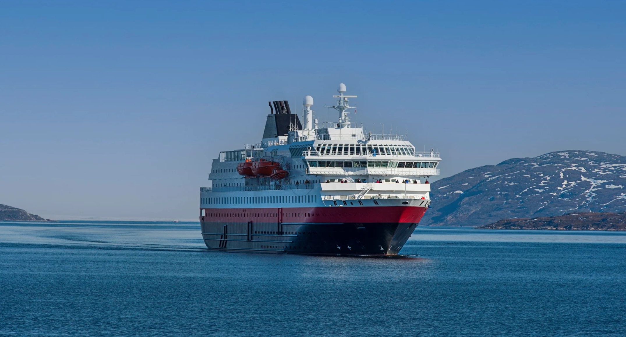 Kryssningsfartyg till havs – exempel på marina fartyg som använder UV-anläggningar för vattenrening av dricksvatten, ballastvatten och avloppsvatten.